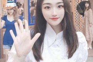 南航空乘把飞机停稳后,居然开始把玩飞机。