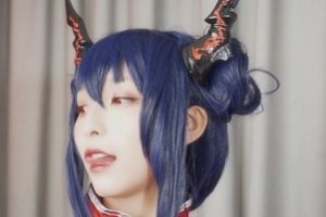 神樂坂真冬Cosplay女神精彩演出：白色丝袜、蝴蝶结、鹿角等经典动漫宅男资源
