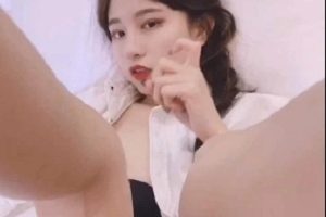 不见星空：斗鱼当红顶流主播，以其网红脸、白皙的肌肤、玉兔般的容颜，让观众沉醉在她的容颜之中