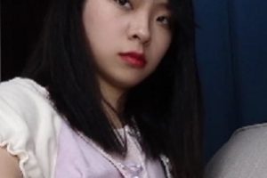 性感亚洲女孩的油亮肉丝小脚丫