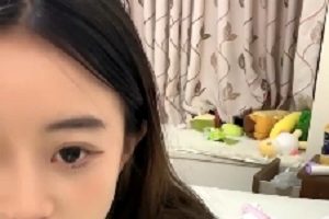 美女放飞自我，软肉小胸前擦小逼呻吟