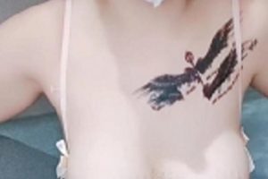 童颜大罩杯网红主播半糖直播，颜值爆表、身材火辣、大车灯小嘴PAPA玩具模拟，1V2.8G精彩不断！