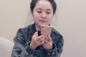 性感吊带黑丝牛仔外套，展现一字马妹子的翘pp