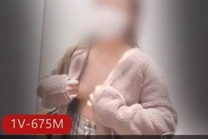 爆火资源1V-675M自拍视频，时长4分30秒，胆大换衣间玩H机真实