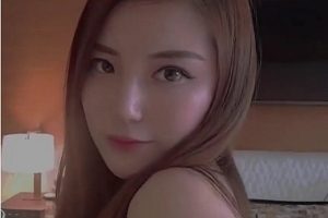 留学生美女自拍《李真》外卖小哥送错房间开启多人运动1V1G，精彩瞬间