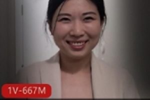 剧情平台幽默大胡子哥与华裔少妇卧室演绎1VXXG，搞笑情节