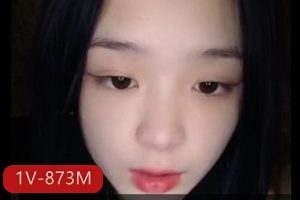 稚鸟系列手机自拍三女学生约帅哥尝J果最新合集1V873M，幼嫩娇艳