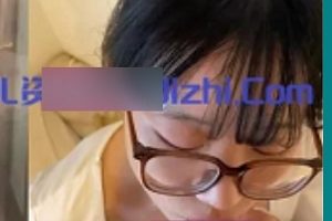 云盘精品眼镜妹momocats野外互动25V